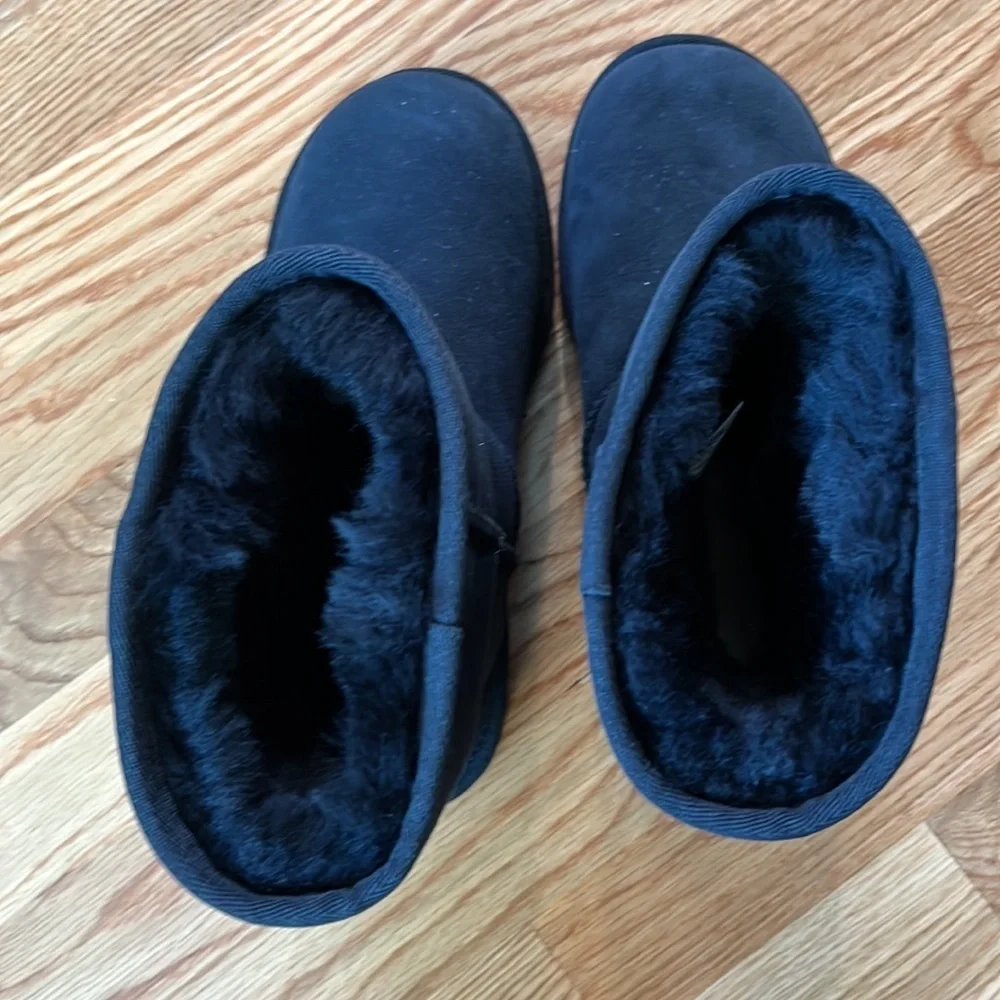 NWT Ugg Classic Short ll in Black Size 7